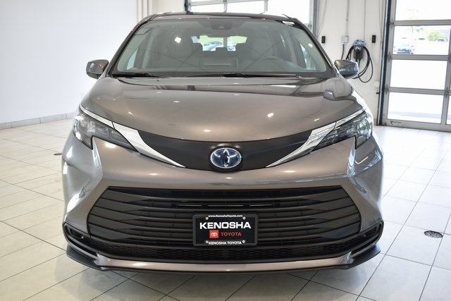 2024 Toyota Sienna LE photo 3