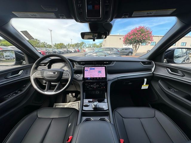 2025 Jeep Grand Cherokee Limited photo 2