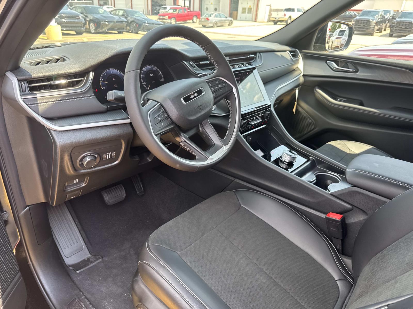 2025 Jeep Grand Cherokee Altitude photo 8