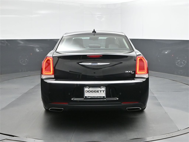 2016 Chrysler 300 C photo 4