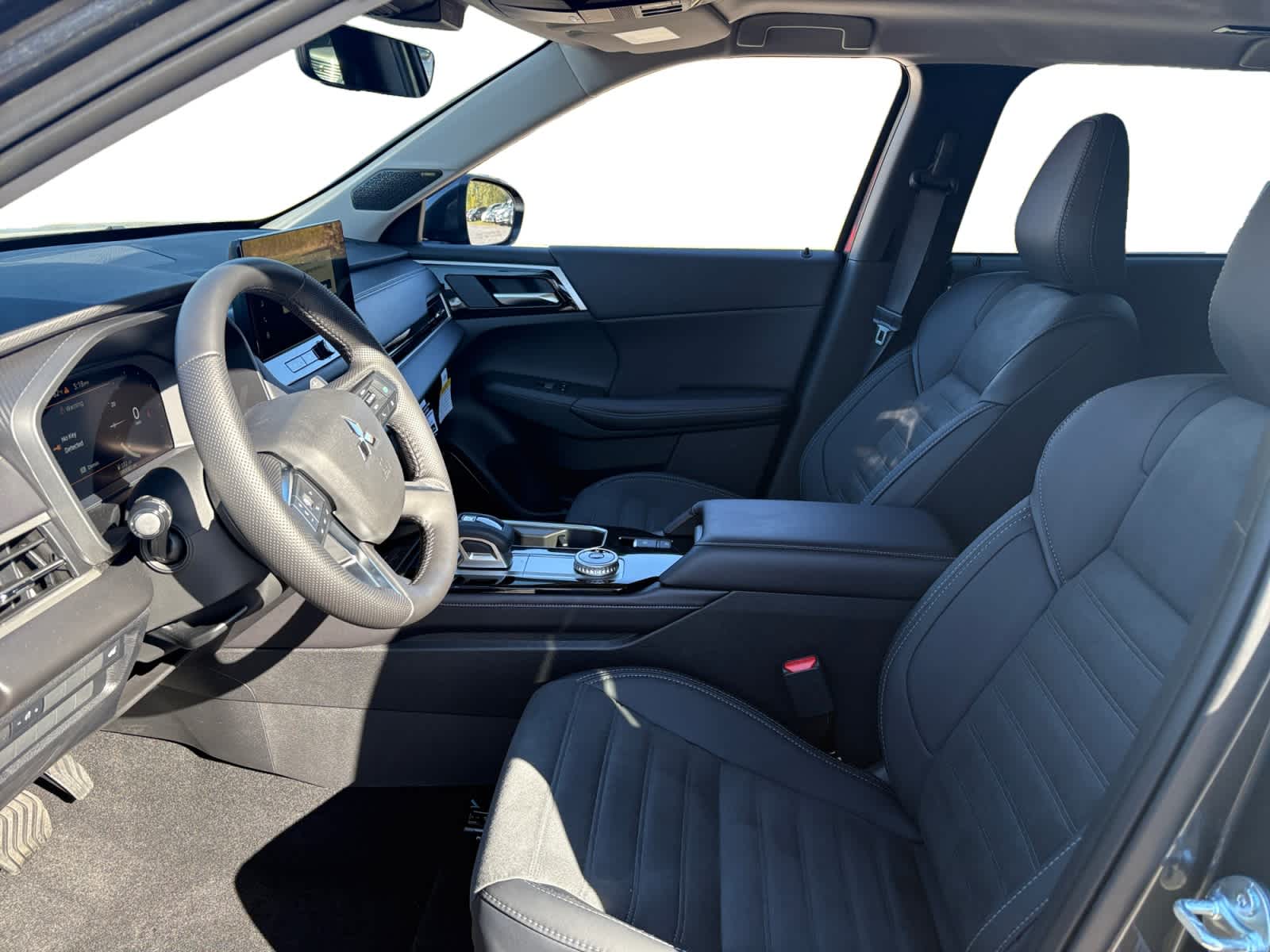 2025 Mitsubishi Outlander SE photo 3