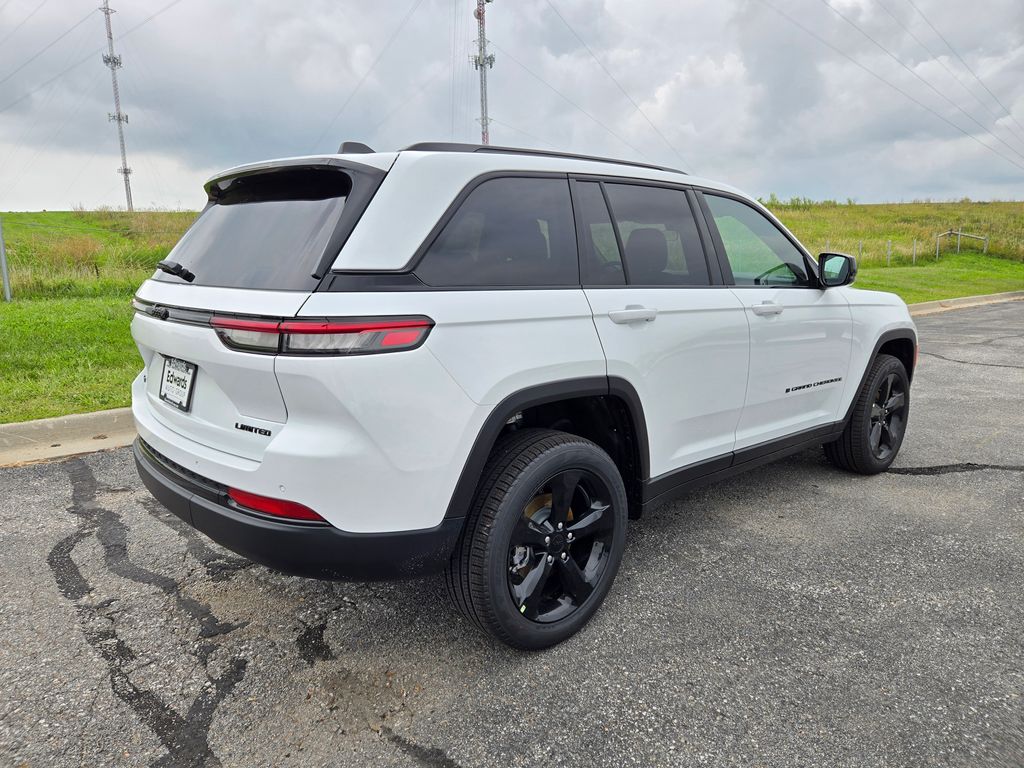 2025 Jeep Grand Cherokee Limited photo 3