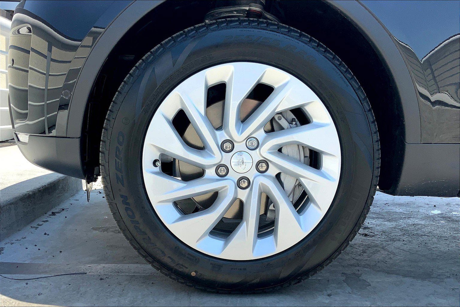 2025 Land Rover Discovery S photo 8