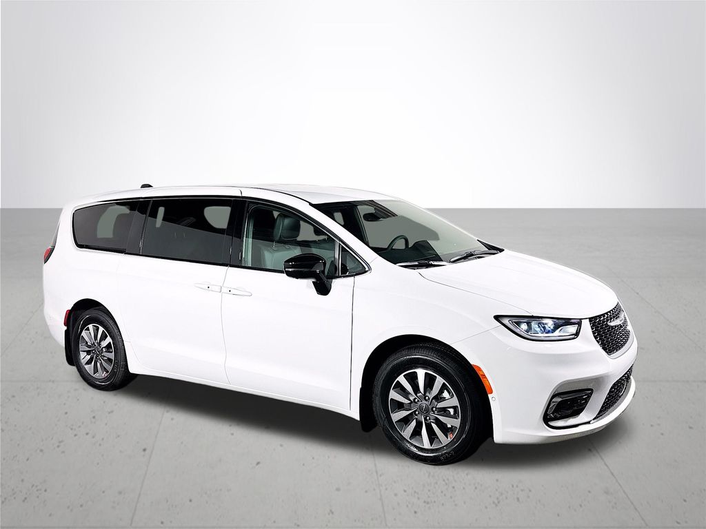 2025 Chrysler Pacifica Hybrid photo 4