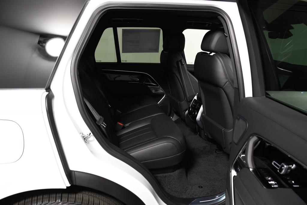 2025 Land Rover Range Rover SE photo 11