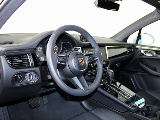 2025 Porsche Macan T photo 4