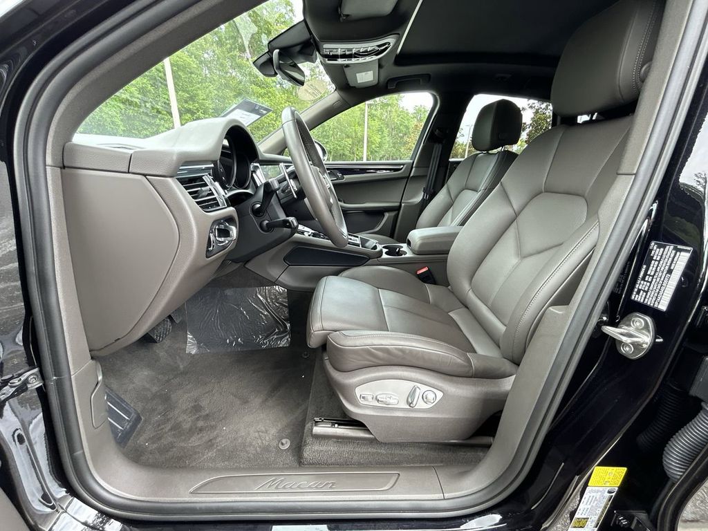2025 Porsche Macan Base photo 15
