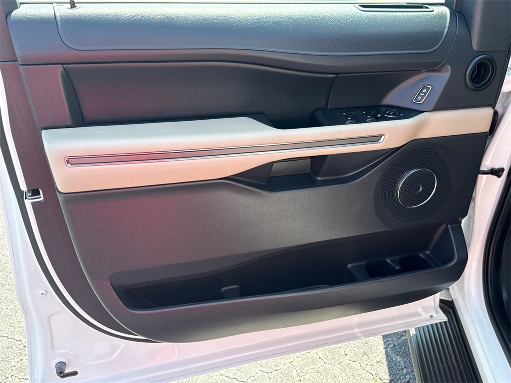 2023 Ford Expedition XLT photo 9