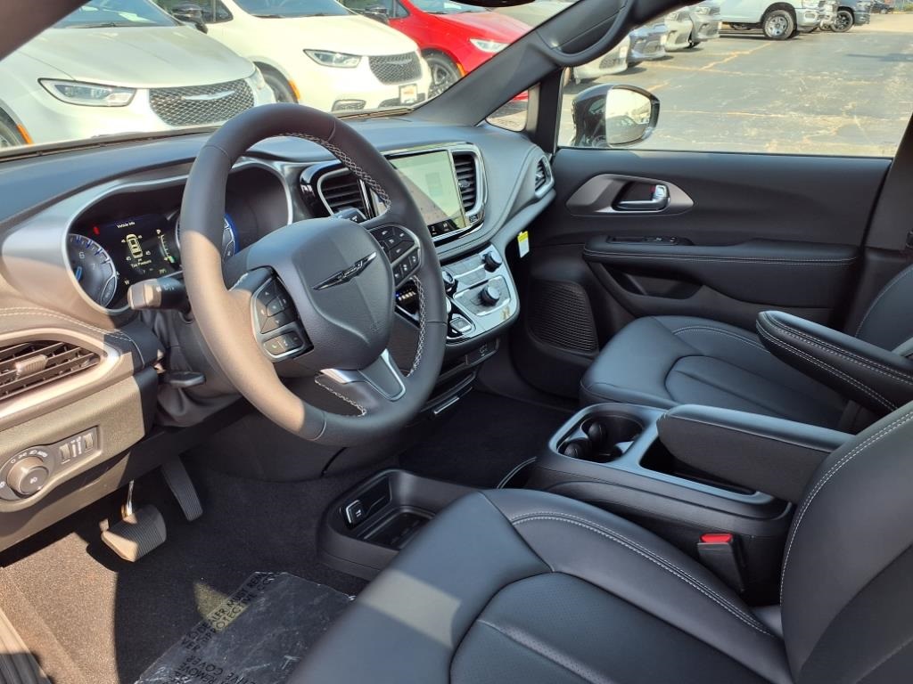 2026 Chrysler Pacifica photo 8