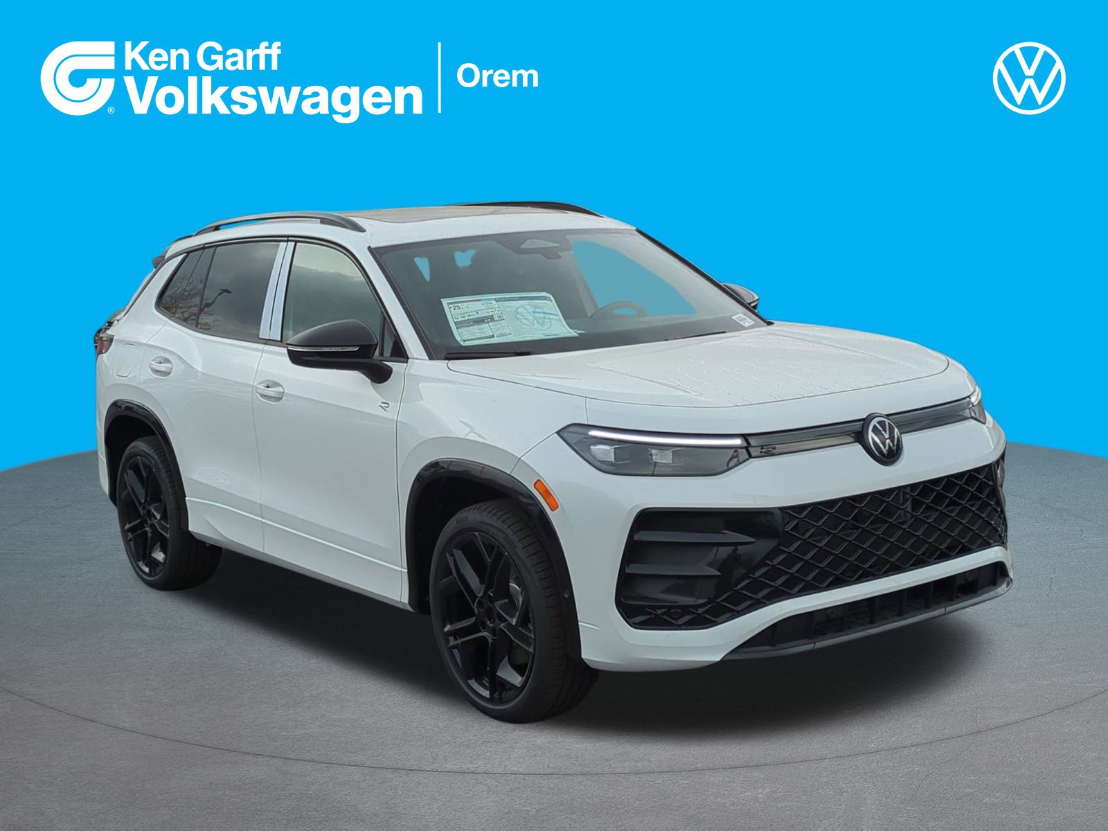 2025 Volkswagen Tiguan SE R-LINE BLACK's photo