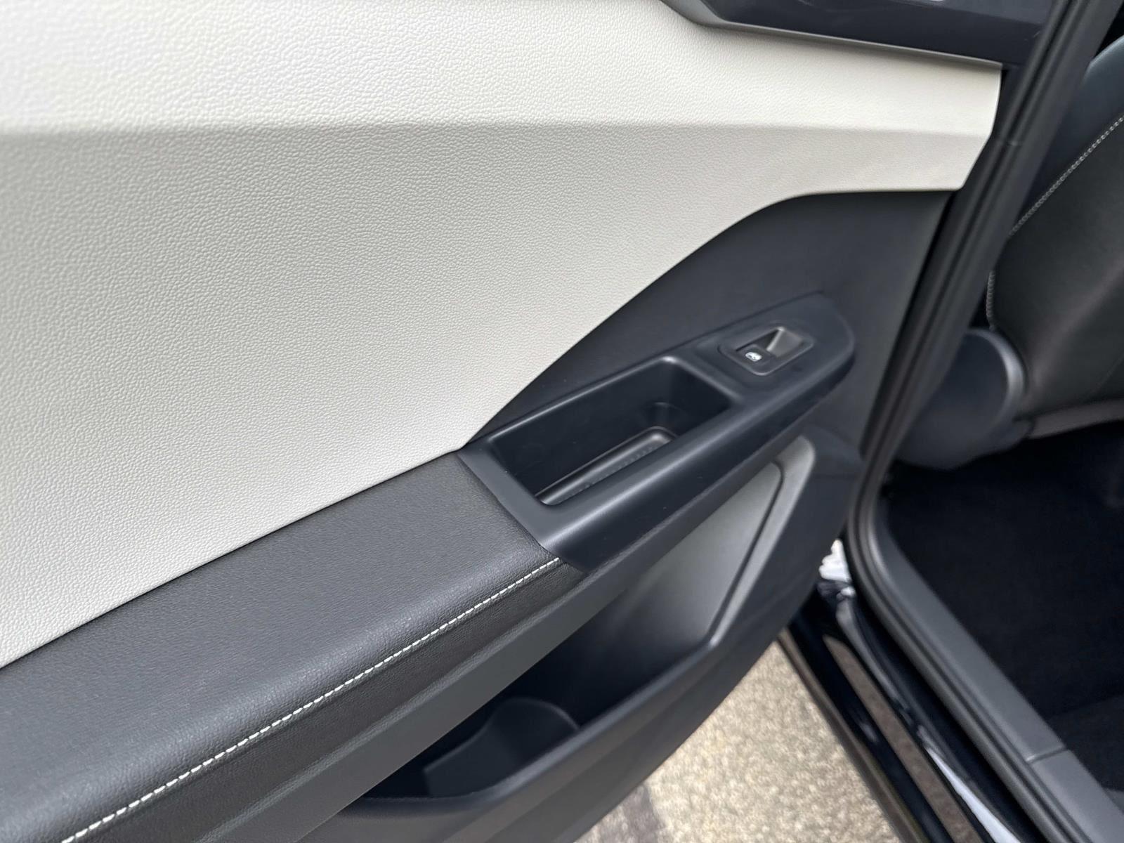 2025 Volkswagen Taos SEL photo 3