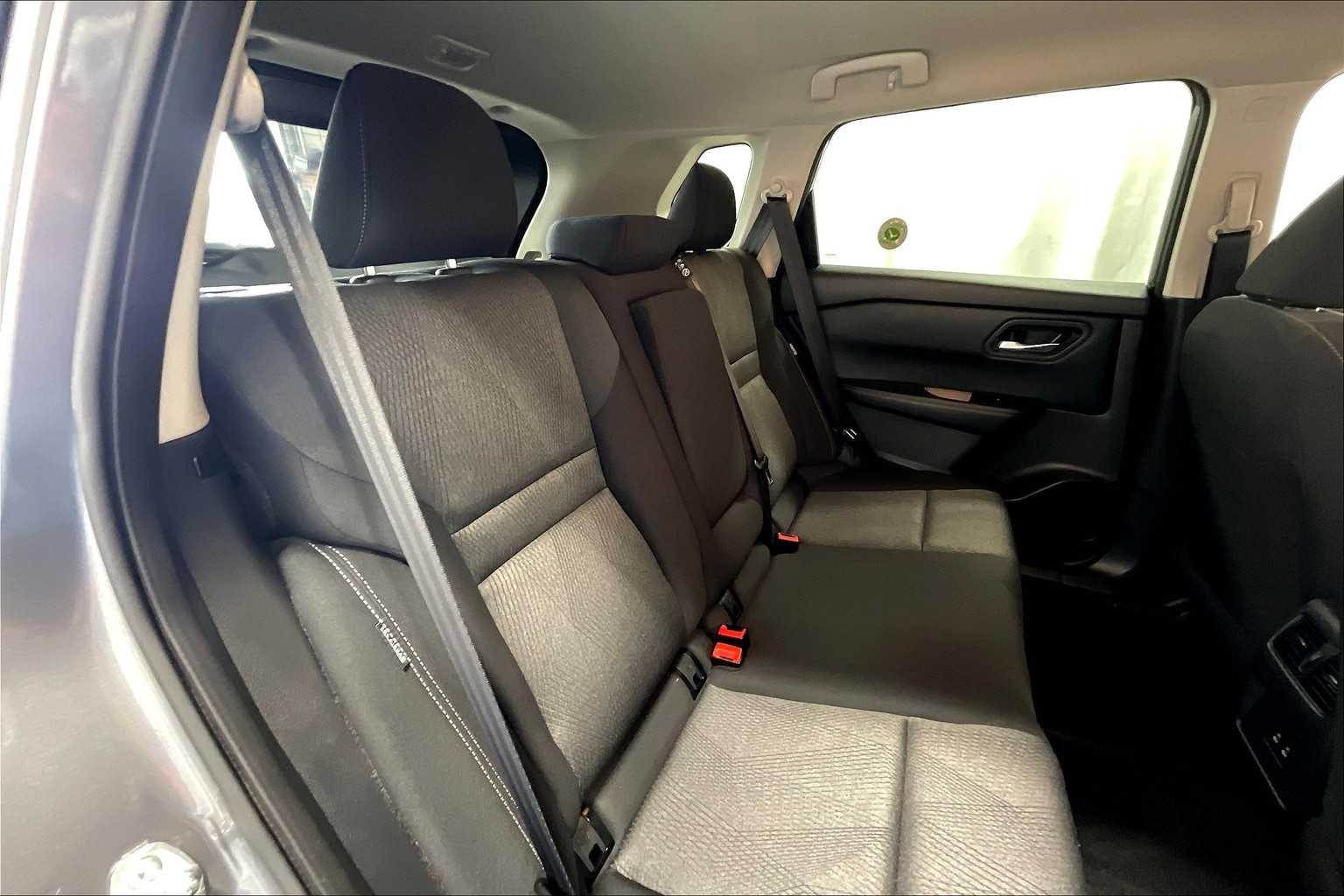 2024 Nissan Rogue SV photo 16
