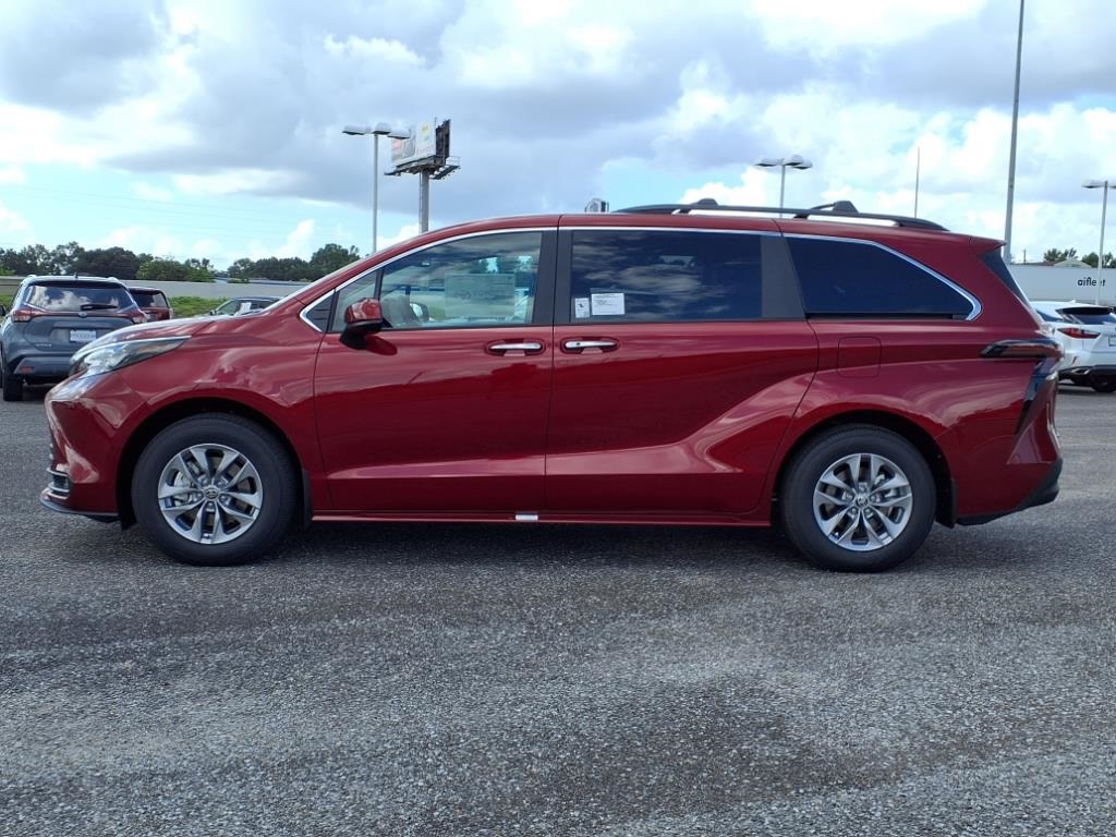 2025 Toyota Sienna XLE photo 6