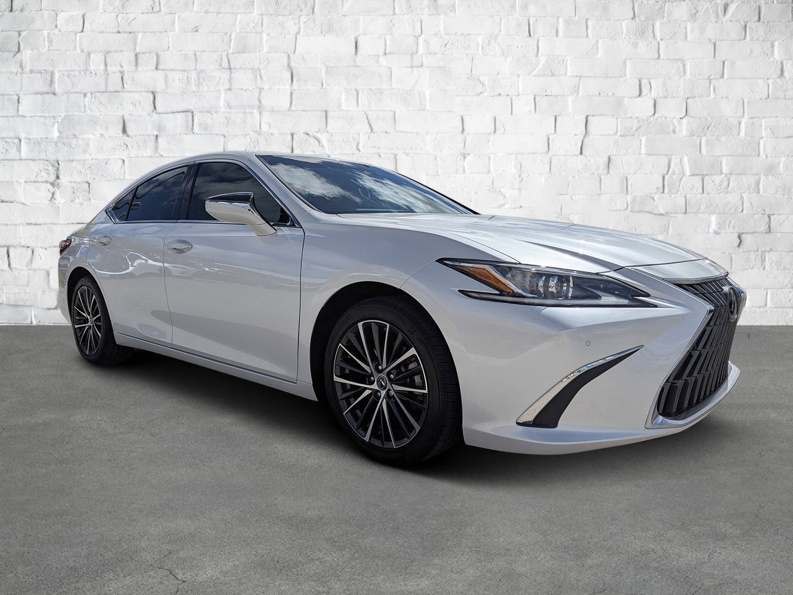 2023 Lexus ES Hybrid 300h's photo