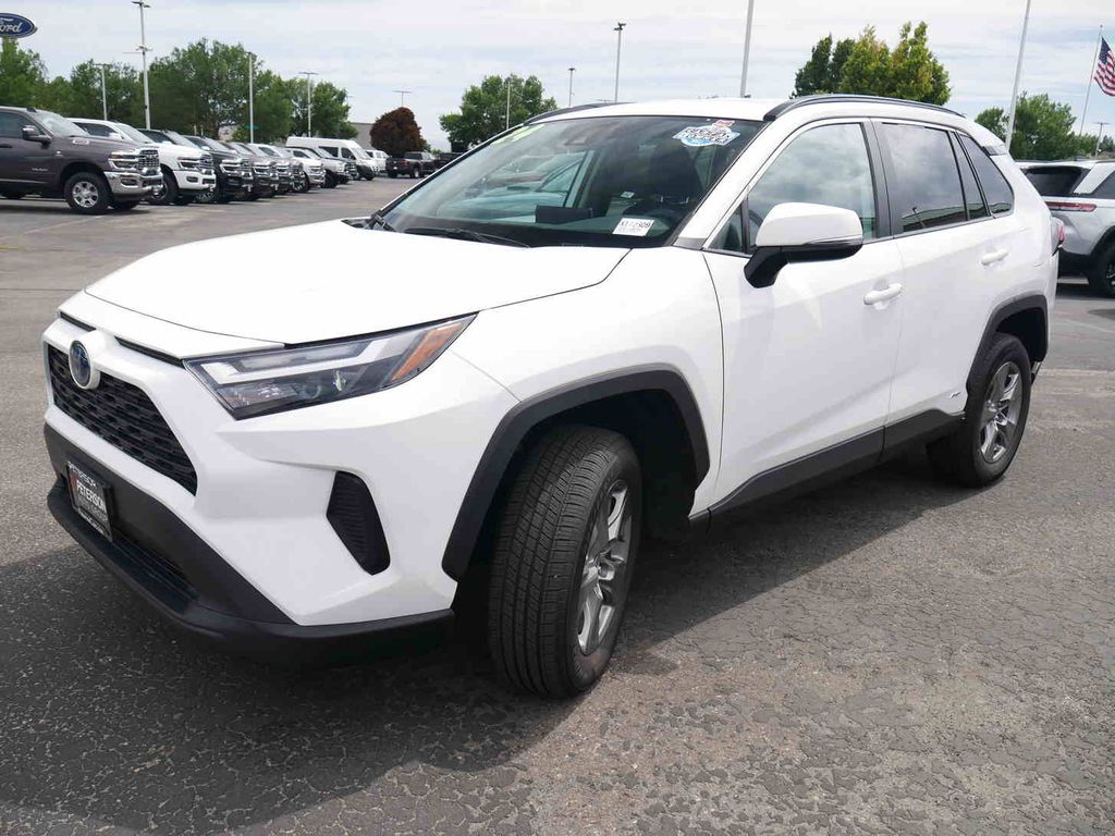 2024 Toyota RAV4 Hybrid XLE photo 3