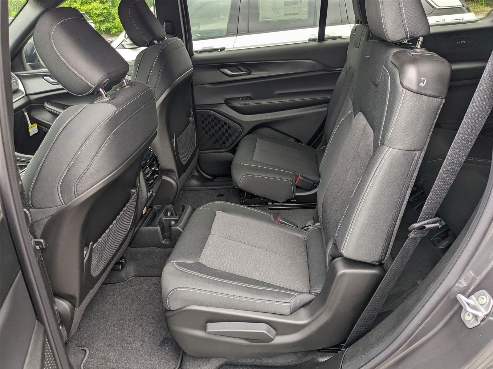 2025 Jeep Grand Cherokee Laredo X photo 15
