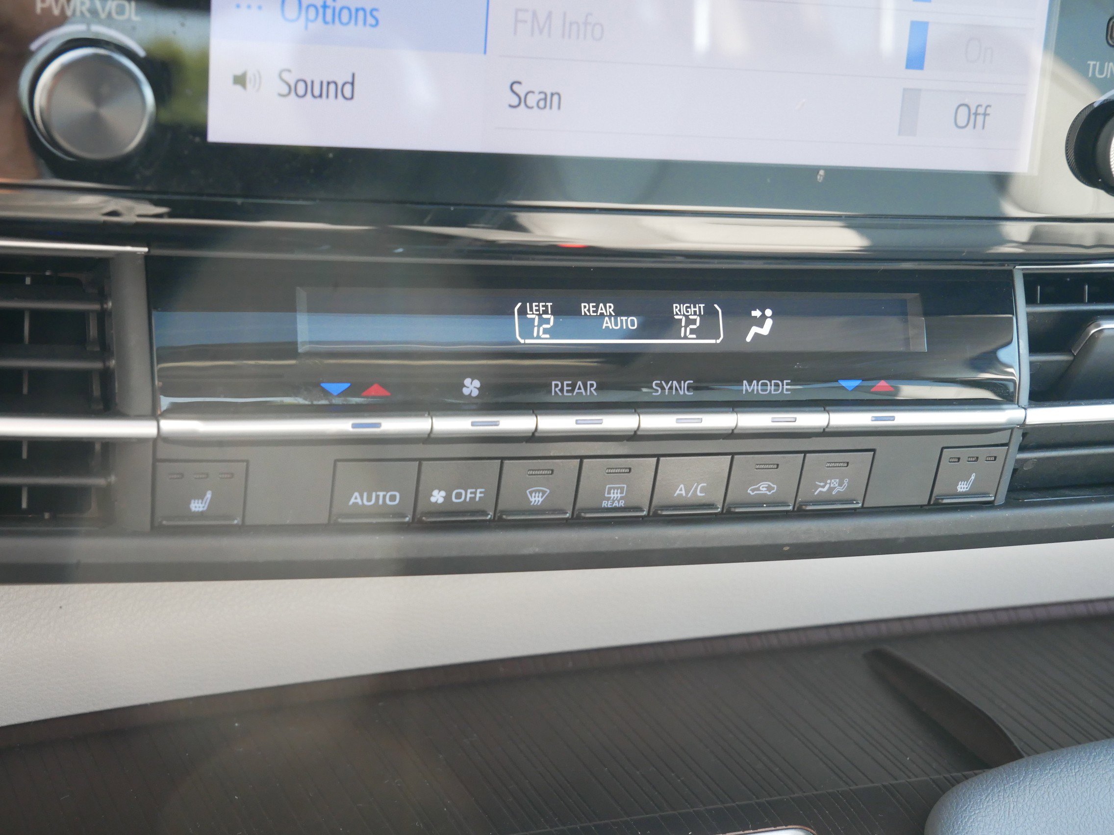 2022 Toyota Sienna XLE photo 23
