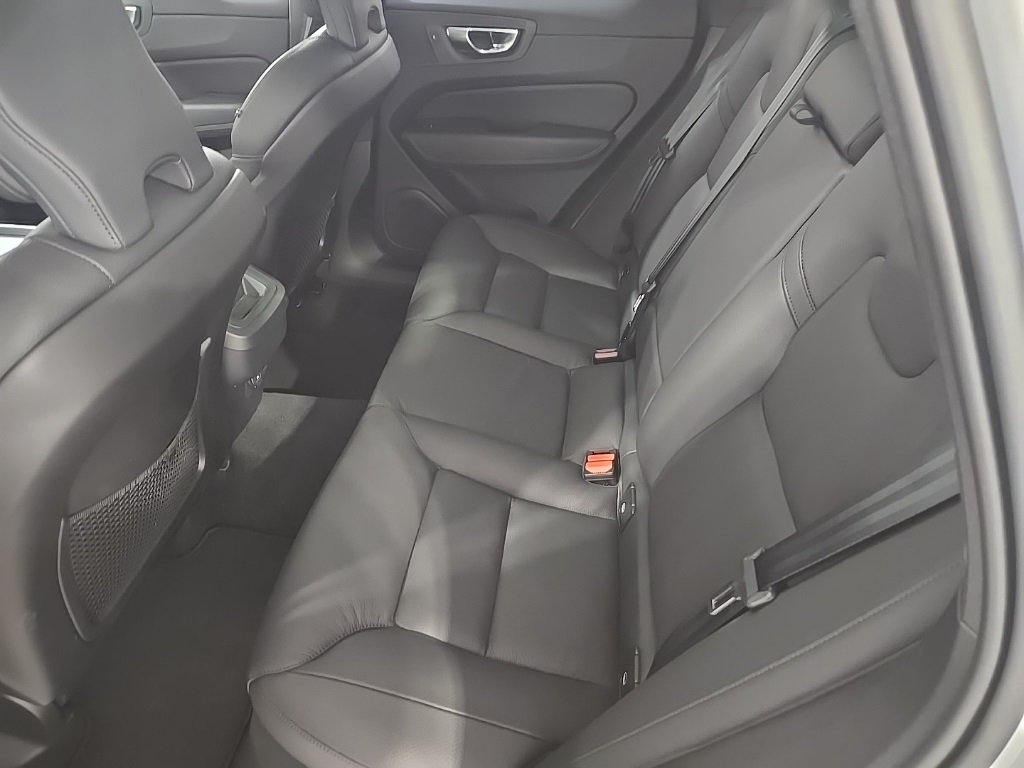 2025 Volvo XC60 B5 Plus photo 20