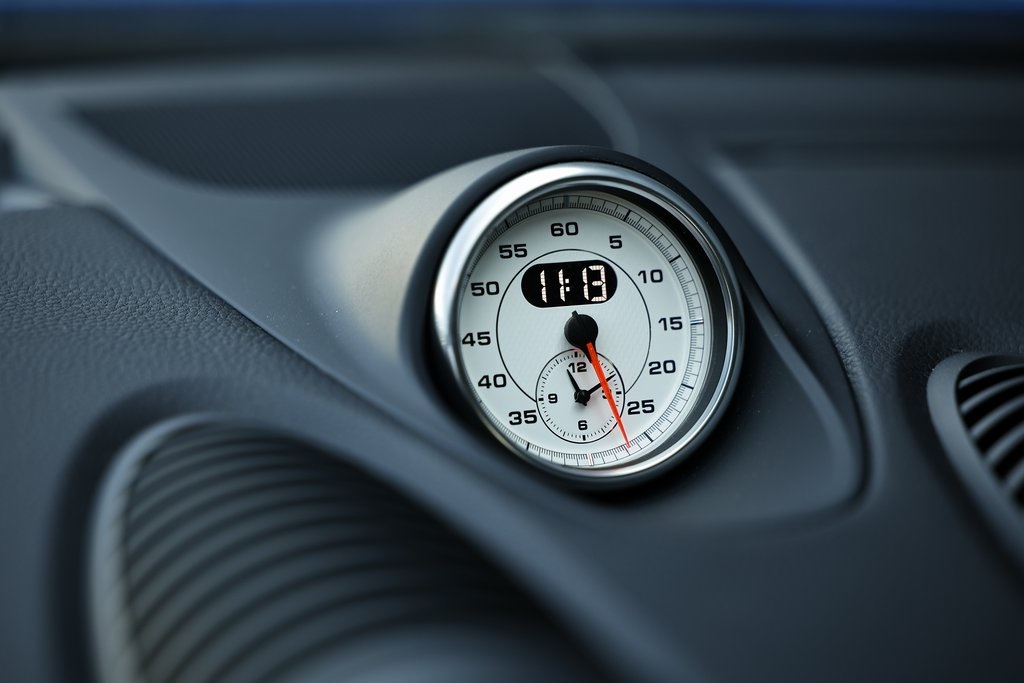 2025 Porsche Cayman photo 36