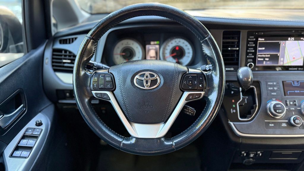 2020 Toyota Sienna SE Premium photo 22