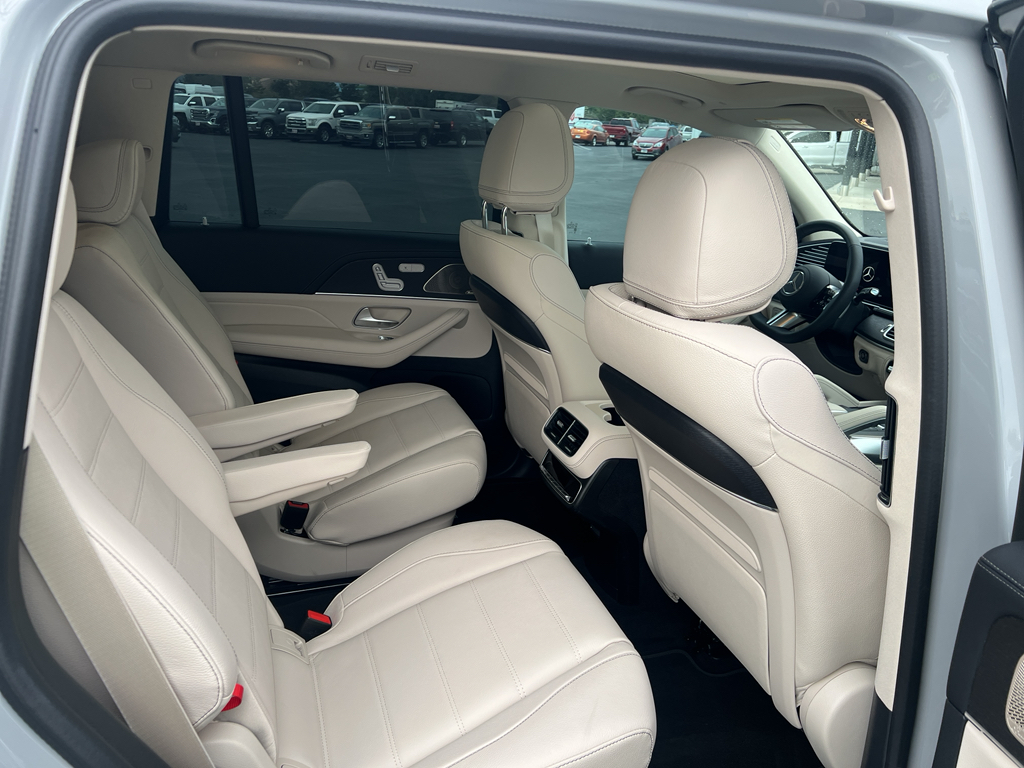 2025 Mercedes Benz GLS 580 4MATIC photo 11