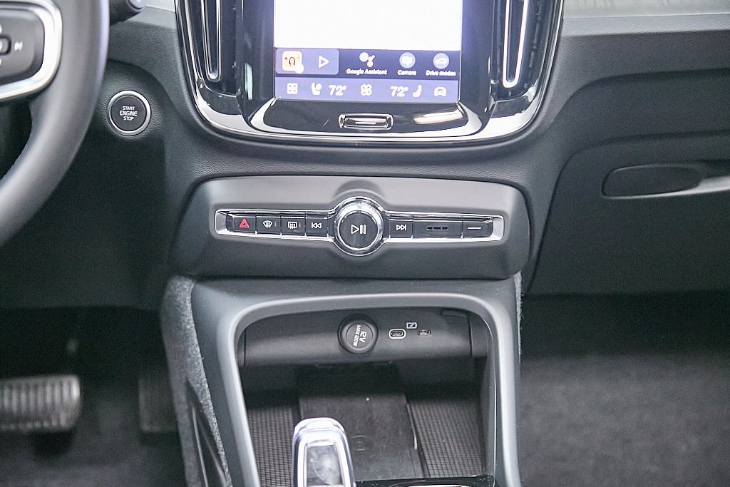 2026 VOLVO XC40 - Image 27