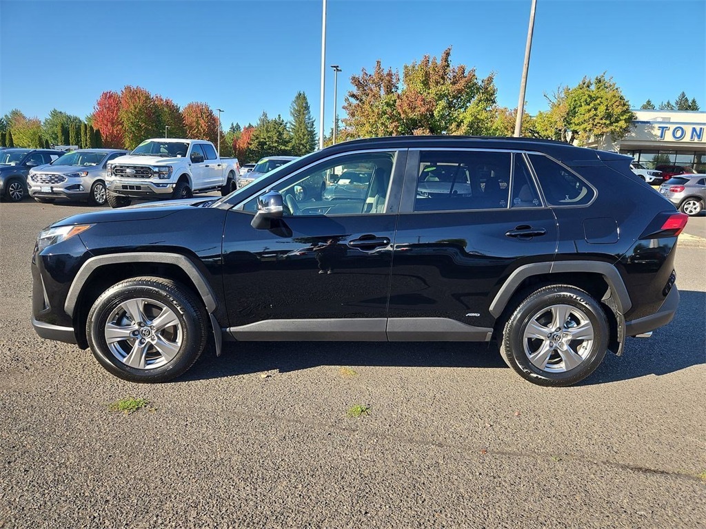 2023 Toyota RAV4 Hybrid XLE photo 2