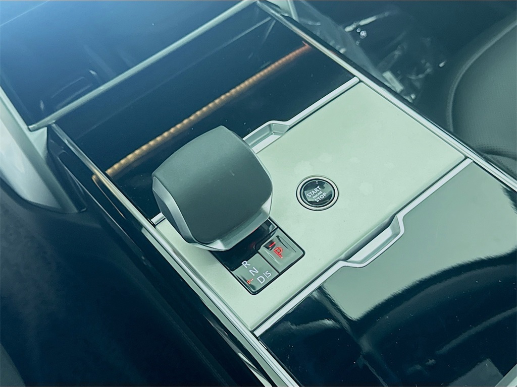 2025 Land Rover Range Rover SE photo 13