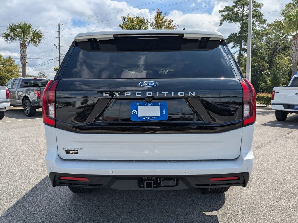 2025 Ford Expedition photo 3