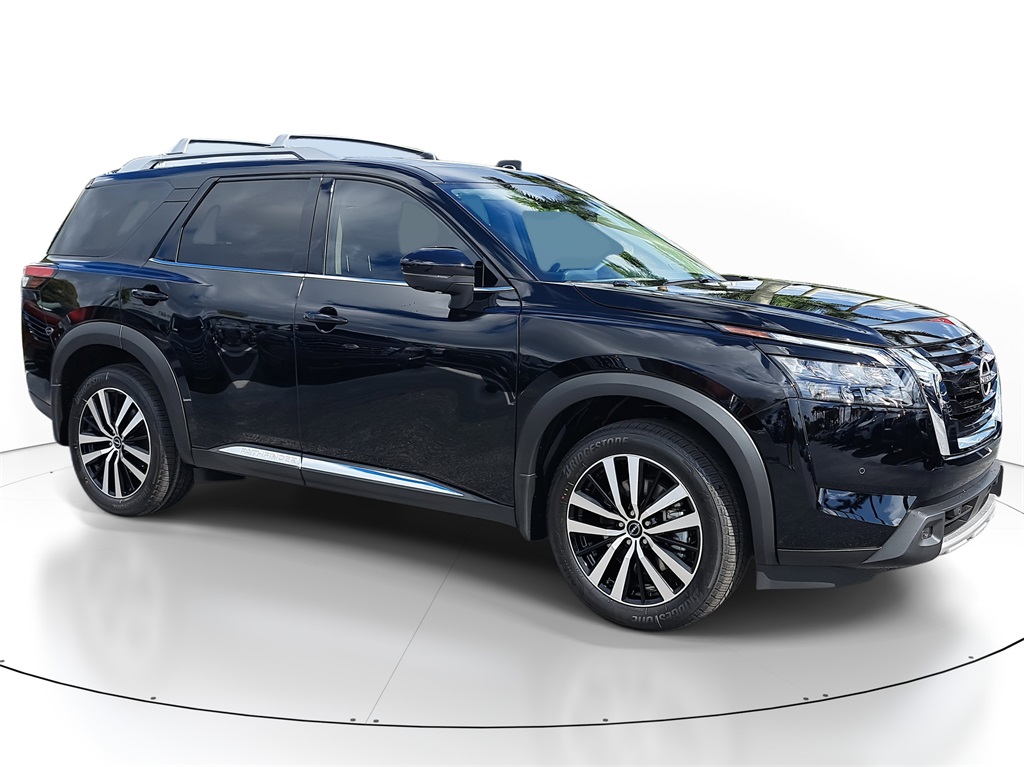 2025 Nissan Pathfinder Platinum photo 2
