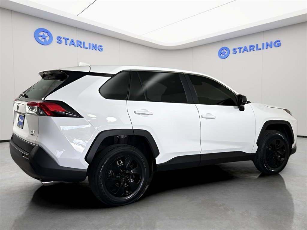 2022 Toyota RAV4 LE photo 8