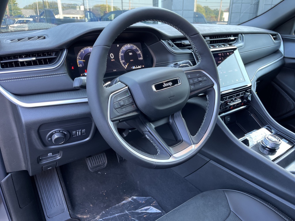 2025 Jeep Grand Cherokee Altitude photo 4