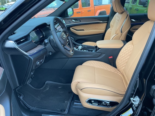 2025 Jeep Grand Cherokee Summit photo 4