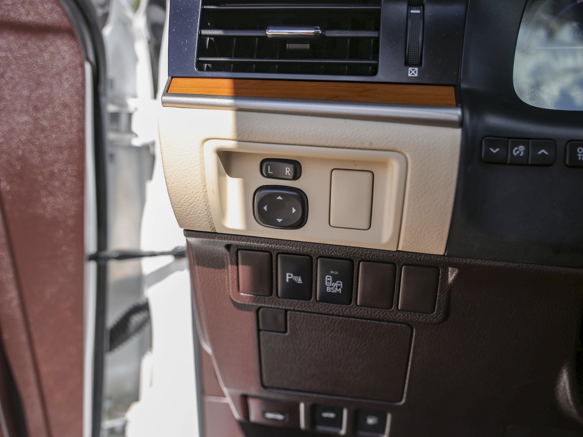 2016 Lexus ES 300h photo 14