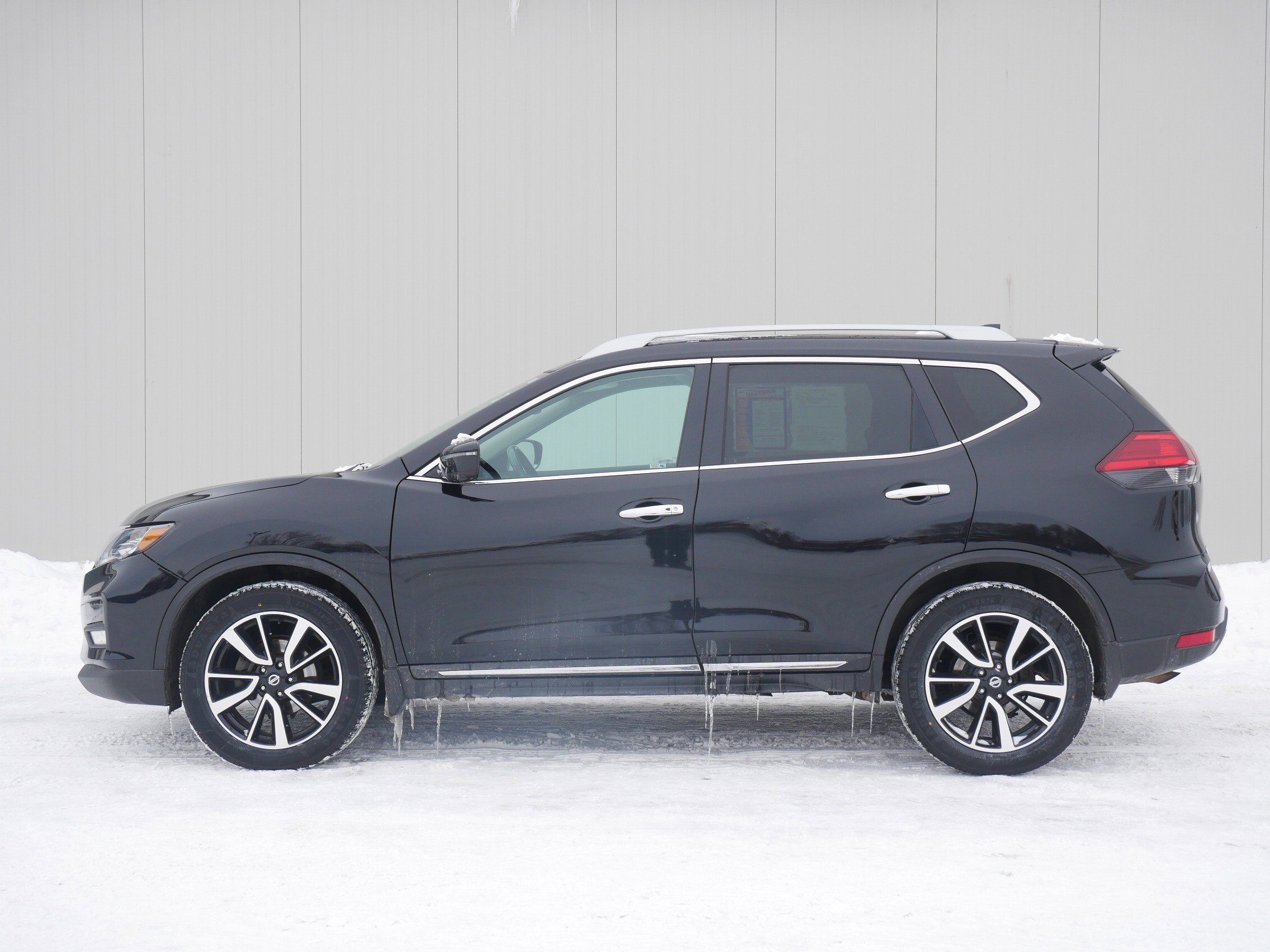 Used 2017 Nissan Rogue SL with VIN 5N1AT2MV2HC841322 for sale in Hastings, Minnesota