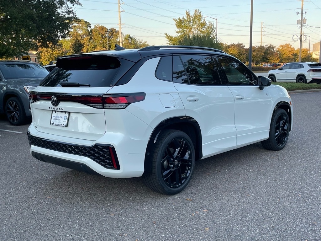 2026 Volkswagen Tiguan SE R-Line Black photo 2
