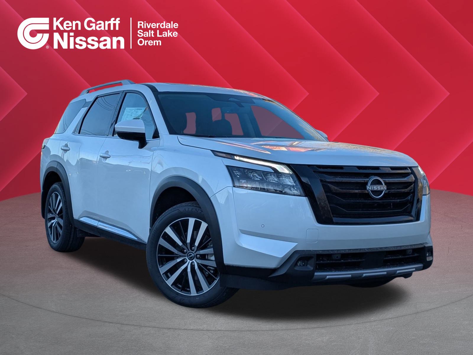 2025 Nissan Pathfinder Platinum's photo
