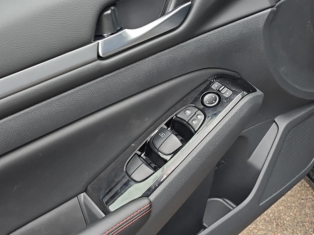 2025 Nissan Altima SR photo 10
