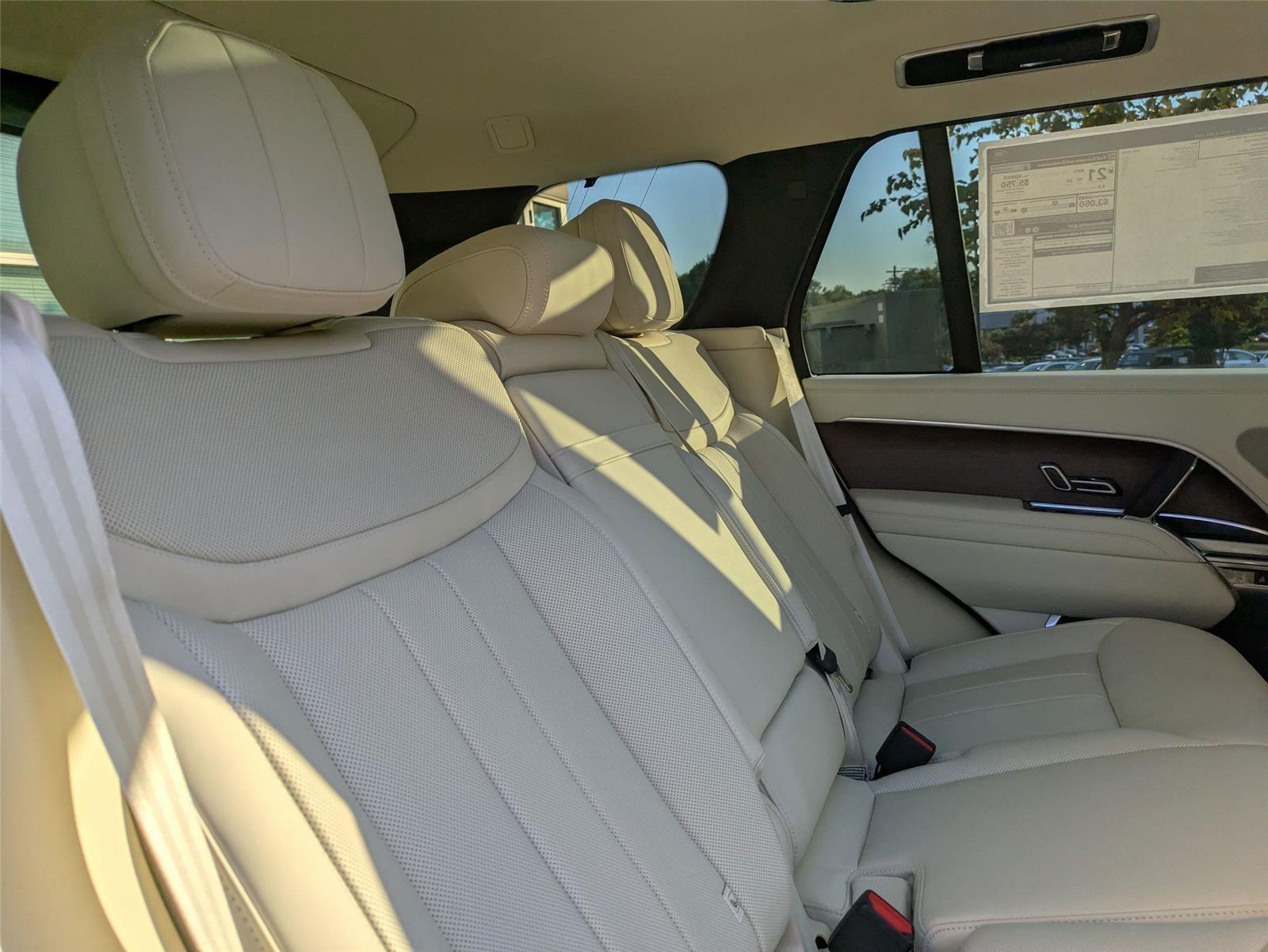2025 Land Rover Range Rover SE photo 28