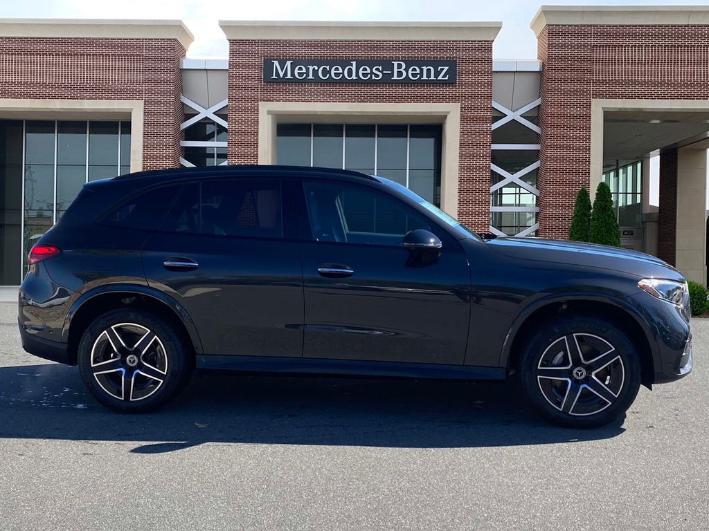 2025 Mercedes Benz GLC 300 4MATIC photo 4