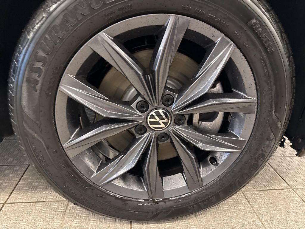 2023 Volkswagen Tiguan SE photo 3