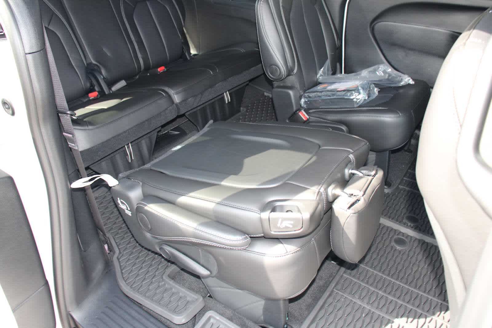 2025 Chrysler Voyager LX photo 38