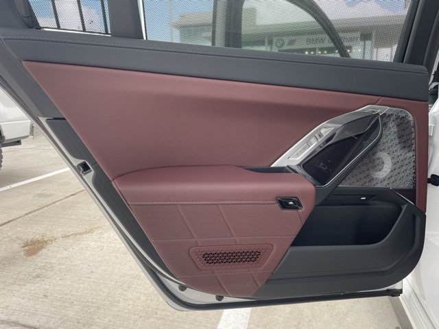2026 Bmw 750e photo 16