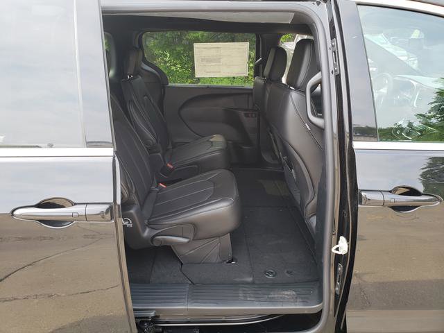 2025 Chrysler Voyager LX photo 10