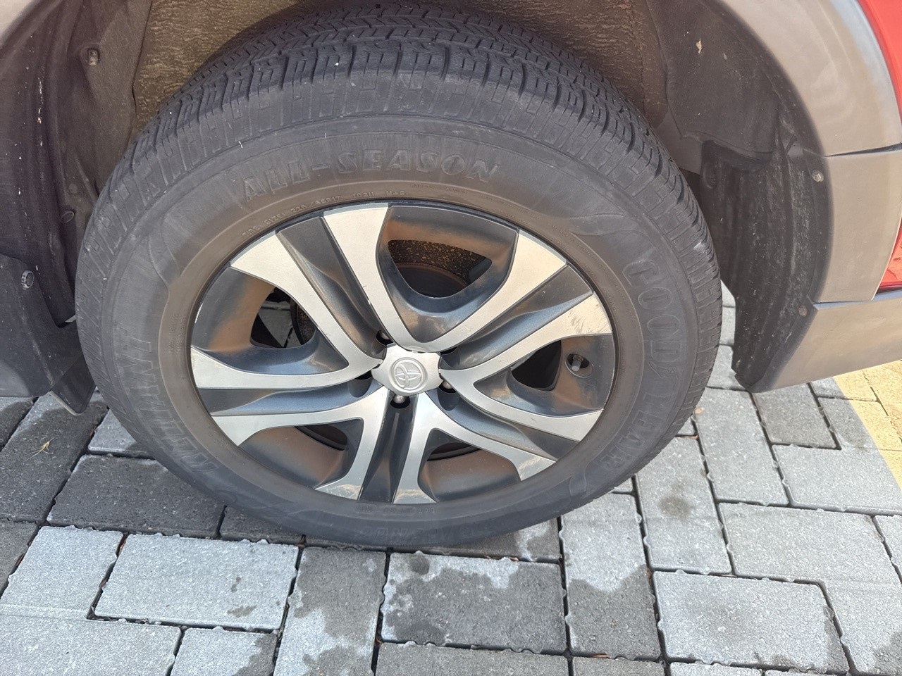 2016 Toyota RAV4 LE photo 3