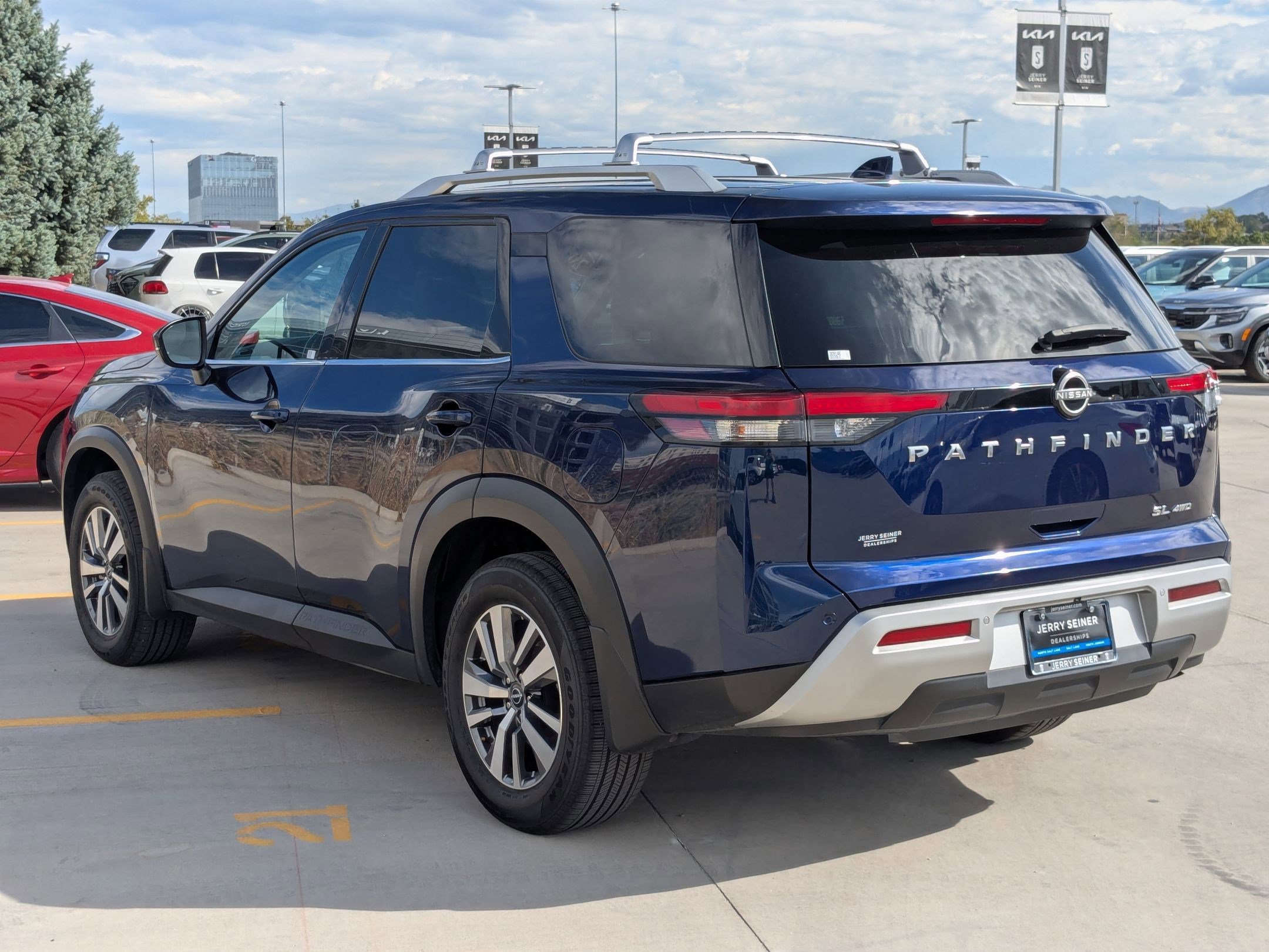 2023 Nissan Pathfinder SL photo 3
