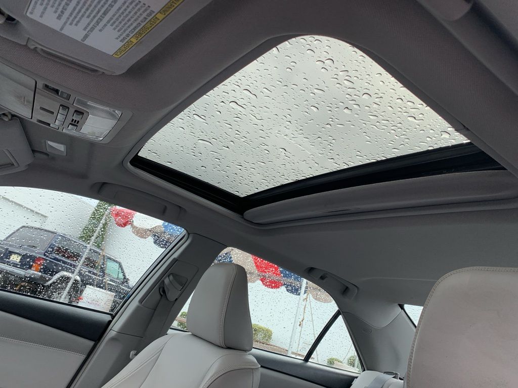 2015 Toyota Camry XLE photo 11