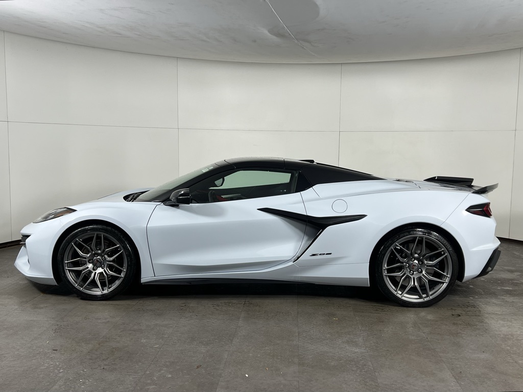 2023 Chevrolet Corvette Z06 2LZ photo 2