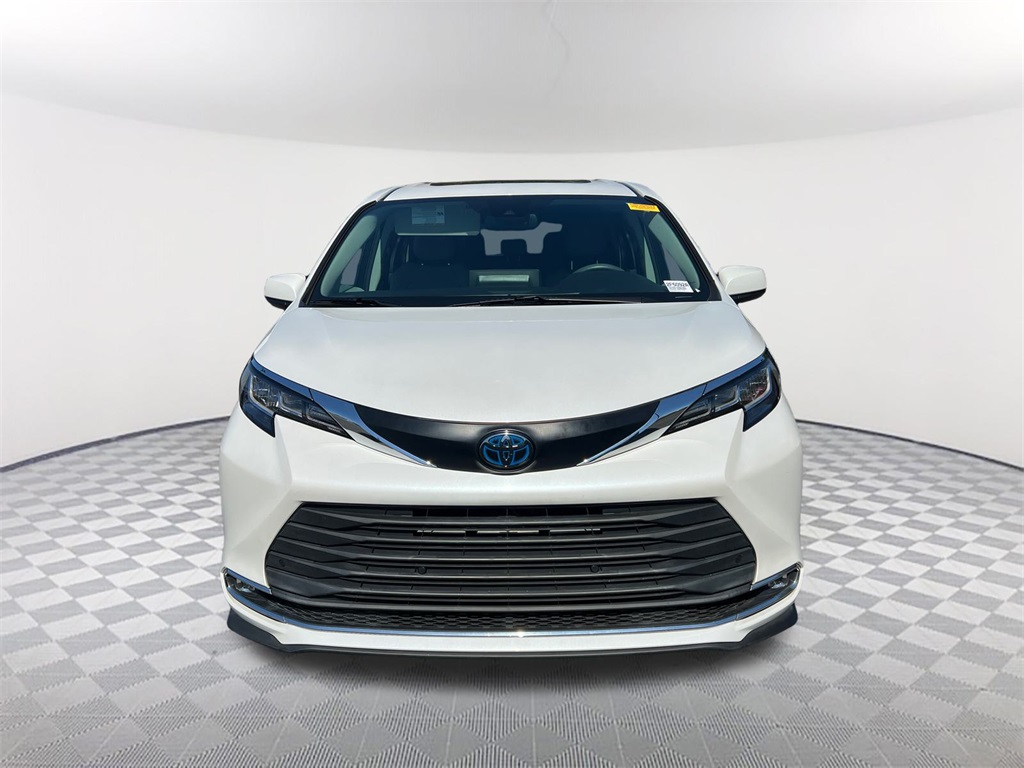 2022 Toyota Sienna XLE photo 2