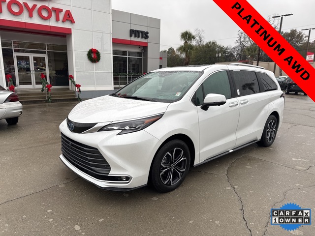 2025 Toyota Sienna Platinum's photo